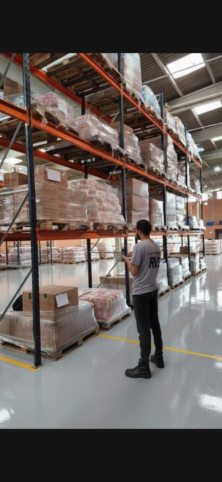 Conferência de produtos e mercadorias em operação de carga e descarga profissional
