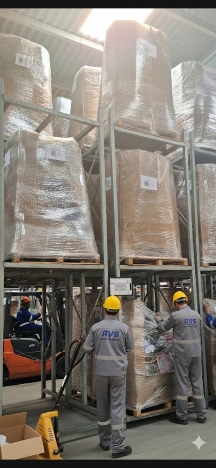 Paletes organizados e etiquetados prontos para distribuição em operação logística